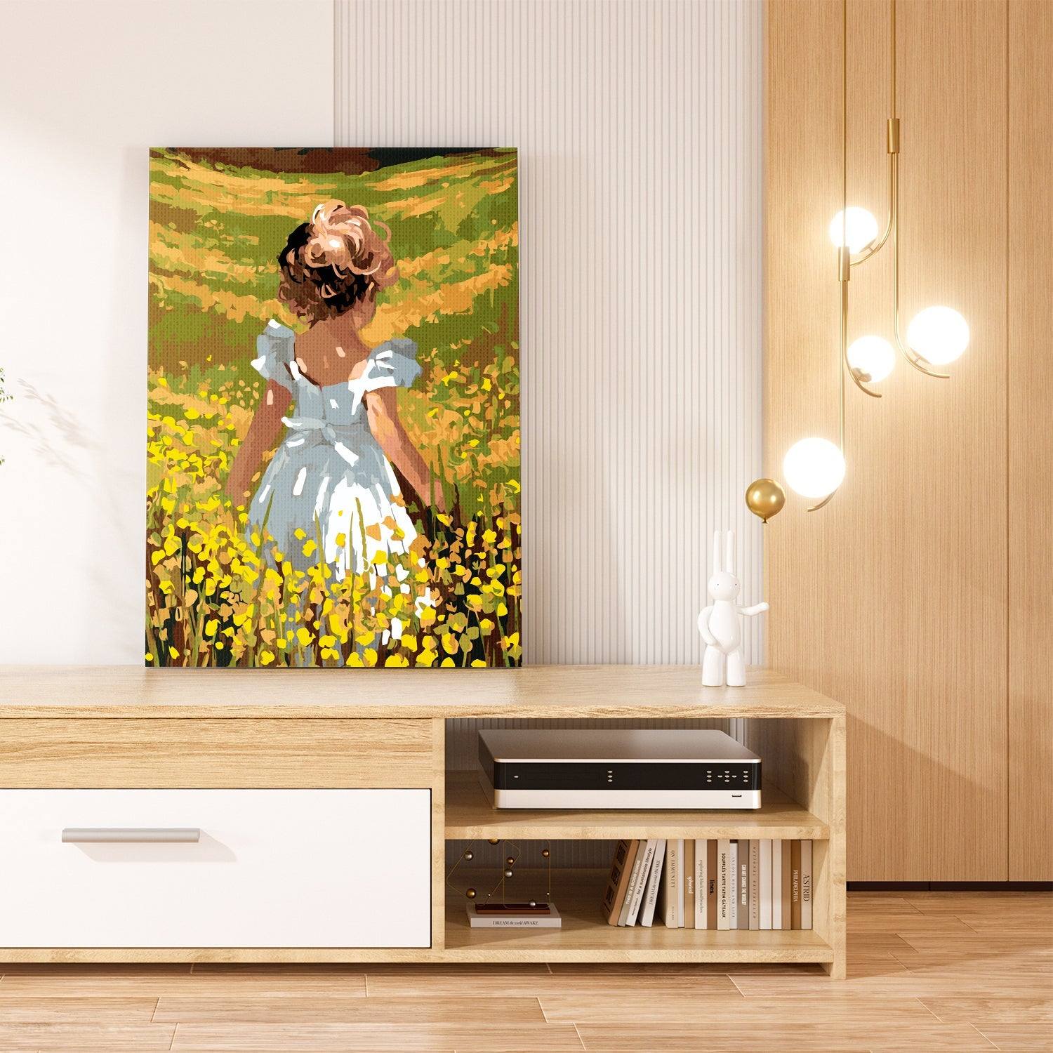 Mergaitė ant gėlių pievos